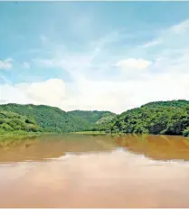  ??  ?? 4 Zona Alta Río Lempa: Embalse con gran presencia de biodiversi­dad y paisajes hermosos en Cabañas.