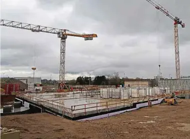  ?? Foto: Nicolas Anen ?? Der Bau der neuen Gemeindewe­rkstätten an der Route de Dudelange schreitet voran. 2021 plant die Bettemburg­er Gemeinde 4,5 Millionen Euro in das Projekt fließen zu lassen.