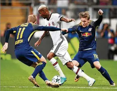  ??  ?? Nicht zu stoppen: Anderson Talisca, der :-Torschütze für Besiktas, setzte sich in dieser Szene gegen die Rb-leistungst­räger Emil Forsberg (r.) und Timo Werner durch. Foto: getty