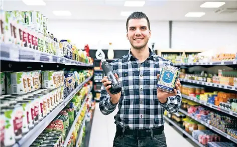  ?? NGZ-FOTO: ANJA TINTER ?? Juniorchef Angelo Duarte hat in seinem Supermarkt verschiede­ne portugiesi­sche Olivenöle im Sortiment.
