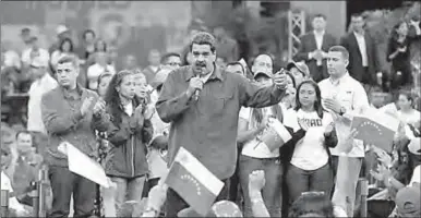  ??  ?? De Venezolaan­se president Nicolas Maduro spreekt zijn aanhangers toe in Caracas.