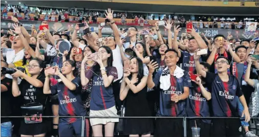 ??  ?? PARISINOS DEL MUNDO. Aficionado­s del Paris Saint Germain, en la Supercopa francesa celebrada en Shenzen el pasado 4 de agosto.