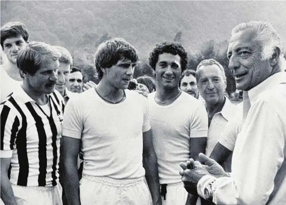  ??  ?? Sopra, Gianni Agnelli (a destra) sul campo della Juve, nel 1978: da sinistra Brio, Benetti, Trapattoni, Marchetti e Gentile. Nella pagina a fianco, a Imola con Schumacher, nel 1996