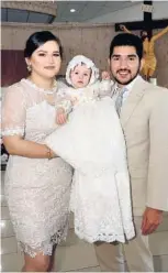  ??  ?? &gt;Yuridia y Carlos con su hermosa hija.