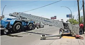  ??  ?? También derribó infraestru­ctura de alumbrado público