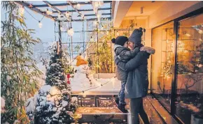  ?? [ Getty Images ] ?? Mit wetterfest­em Mobiliar, passenden Pflanzen und heimeligem Licht lässt sich der Freiraum auch im Winter nutzen. Nur der Schnee ist nicht so berechenba­r.