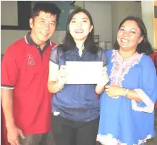  ??  ?? Nur Natasha, flanked by her parents, proudly shows her SPM 2017 result slip.