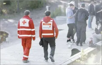  ?? JOONAS BRANDT ?? UPPDRAG. Röda Korsets frivilliga syns på många sommareven­emang i skärgården och på andra håll i Finland. Det här fotot är från skolavslut­ningen i Vanda i år.