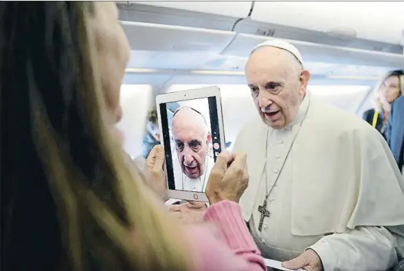  ?? ANDREW MEDICHINI / AP ?? Francisco no rehuyó fotos y selfies a bordo del avión de Alitalia que lo trasladó de Roma a Bogotá, un vuelo de más de 12 horas