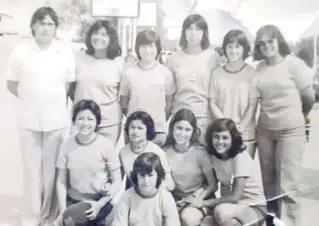  ?? ?? ▮ En esta fotografía del “baúl de los recuerdos” que fue tomada en 1977 o 1978, se observa al maestro Héctor Manuel Benavides (QEPD) junto a un grupo de jugadoras de basquetbol que entrenaba en el Instituto “Doctor Andrés Osuna”.