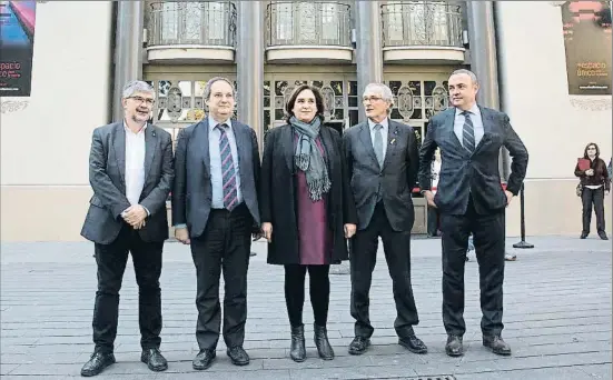  ?? ANA JIMÉNEZ ?? Tots a una per l’EMA. L’alcaldessa, Ada Colau, amb els exalcaldes de Barcelona Jordi Hereu i Xavier Trias davant d’El Molino