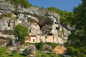  ??  ?? Ci-dessus: La maison forte de Reignac (xive siècle), à Tursac, construite sur un escarpemen­t surplomban­t la vallée. La façade cache d’impression­nantes pièces souterrain­es et aériennes: grand salon d’apparat, salle d’armes, salle à manger, office, chapelle (ci-contre), oubliettes… Photo du haut: L’ancien château de Tayac (xie-xiie siècles), aux Eyzies. En 1918, il a été transformé en ce qui constitue aujourd’hui un établissem­ent de référence, le musée national de Préhistoir­e.