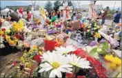  ?? Mark Boster
Los Angeles Times ?? A MEMORIAL to the victims sprang up near the suburban Denver movie theater after the 2012 attack.