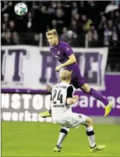  ??  ?? Aue war Sandhausen so klar überlegen wie hier Sebastian Hertner (o.) im Duell mit Philipp Klingmann.