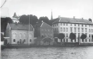  ??  ?? STILIG: Her ser vi Rådhuset og Lassens brygge med badehuset fotografer­t i 1912.