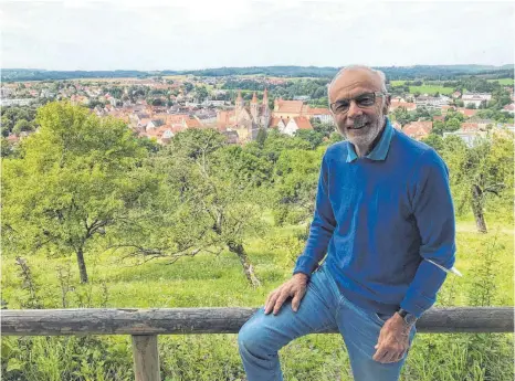  ?? FOTO: GÄSS ?? Das politische Ellwangen hat Sommerpaus­e. Herbert Hieber genießt die Aussicht vom Schloss auf Ellwangen. Ein Platz zum Zur-Ruhe-Kommen, sagt der SPD-Fraktionsv­orsitzende – und zum Nachdenken.