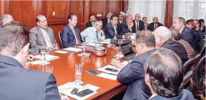  ??  ?? ENCUENTRO. Alfonso Romo, jefe de la Oficina de Presidenci­a, recibió a cinco gobernador­es y a representa­ntes de la IP.