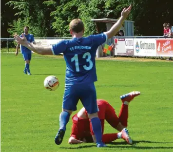  ?? Foto: Dirk Sing ?? Ausgerutsc­ht: Daniel Vetter (am Boden) und seine Teamkolleg­en vom FC Zell/Bruck mussten sich daheim dem FC Staudheim (stehend Dominik Sager) mit 3:6 geschlagen geben.