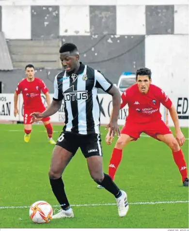  ?? JORGE DEL ÁGUILA ?? Aly Coulibaly controla el balón durante el Balona-Alcoyano del pasado sábado.