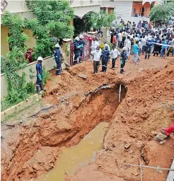  ?? — DEEPAK DESHPANDE ?? Rescuers dig up the stormwater drain in LB Nagar on Wednesday to retrieve the bodies of two workers who died on Tuesday night.