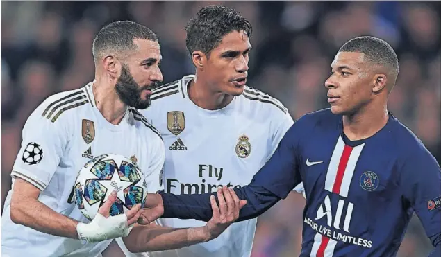  ??  ?? Benzema y Varane, con Mbappé, en el partido de la primera fase de la Champions de esta temporada.