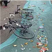  ??  ?? Certains cyclistes ont confondu les zones de déchets avec un parking à vélo ! Résultats