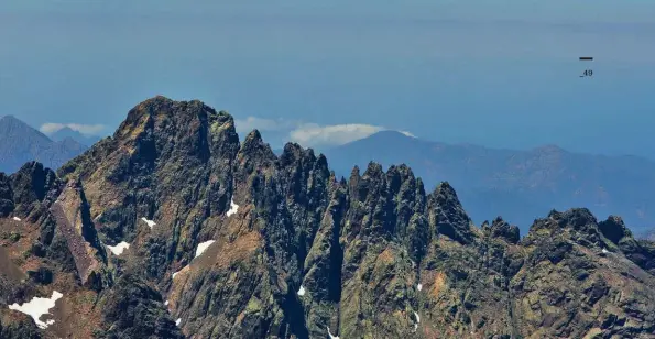  ??  ?? Panorama du sommet du Cinto : à gauche l'arête des Eboulis et au fond la Paglia Orba, au premier jour.