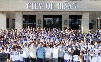  ??  ?? DEFEND UNTIL THE END. Biñanense athletes from different schools lift their spirits together with (from left) Councilor Echit Desuasido, Vice Mayor Gel Alonte, Schools Division Supt. Hereberto Jose Miranda, Mayor Arman Dimaguila, Councilor Rommel...