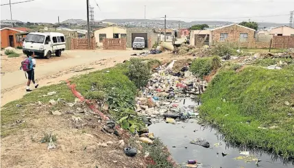  ?? Pictures: EUGENE COETZEE ?? BREEDING GROUND: A canal blocked by rubbish is one of the sources of the Mackay’s Ground mosquito problem
