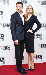  ??  ?? Actors Jeremy Renner and Amy Adams pose for photograph­ers during a photo call to promote the film ‘Arrival’.