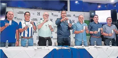  ?? FOTO: FENAFUTH ?? Jaime Villegas, Jorge Salomón y Fabián Coito estuvieron entre los que presentaro­n la boletería.