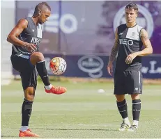  ??  ?? Hernâni e Josué vão continuar a jogar longe do Porto