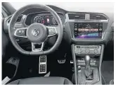  ??  ?? R-Line. Versão de topo do VW tem volante com base reta coberto de couro perfurado