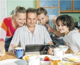  ?? DPA-BILD: Olczyk/ZDF/Arte ?? Videotelef­onie am Frühstücks­tisch: Im Film „Für immer Eltern“geht es um Familie Wagner.