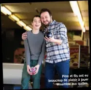  ??  ?? Père et fils ont eu beaucoup de plaisir à jouer ensemble aux quilles.