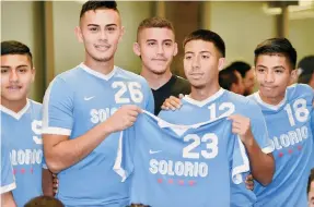  ?? JAVIER QUIROZ / LA RAZA ?? El equipo de futbol de la escuela Solorio Academy retiró el número 23 que utilizó Christian Morales.