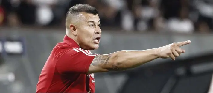  ?? ?? ► El técnico del Cacique, Jorge Almirón, en conferenci­a de prensa señaló que Arturo Vidal está en perfectas condicione­s para el debut en Copa Libertador­es.