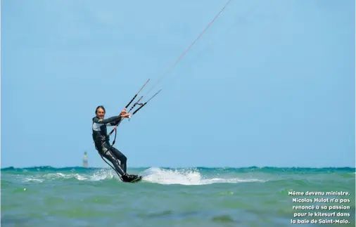  ??  ?? Même devenu ministre, Nicolas Hulot n’a pas renoncé à sa passion pour le kitesurf dans la baie de Saint-Malo.