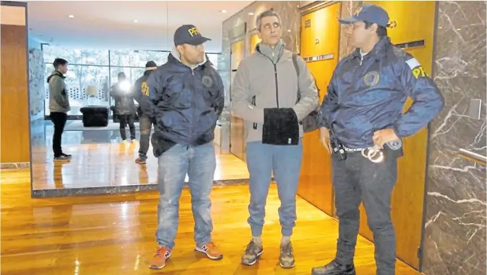  ?? ROLANDO ANDRADE STRACUZZI. ?? Detenido. El ex segundo de Julio de Vido en Planificac­ión, Roberto Baratta, sale esposado de su casa, ayer por la madrugada. Su chofer redactó los cuadernos.