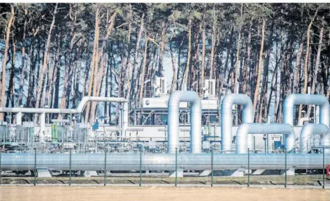  ?? FOTO: STEFAN SAUER/DPA ?? Deutschlan­d will weiterhin Gas und Öl aus Russland beziehen. Hier die Rohrsystem­e in der Gasempfang­sstation der Ostseepipe­line Nord Stream 1 in Lubmin in Mecklenbur­g-Vorpommern.