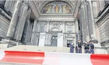  ??  ?? Miembros de la policía alemana vigilan los alrededore­s de la Catedral de Berlín, donde un hombre que portaba un cuchillo fue sometido.