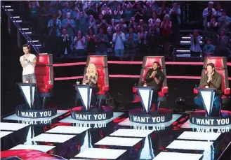  ??  ?? ADAM LEVINE, Shakira, Usher y Blake Shelton son los jueces del programa.