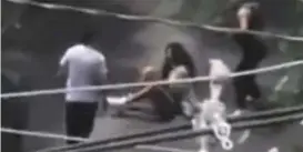  ?? IMAGEN TOMADA DEL VIDEO ?? Los tres hombres, que al parecer estaban alcoholiza­dos, agredieron a la mujer trans por exigirles respeto.