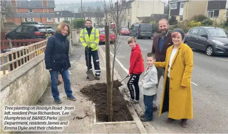  ??  ?? Tree planting on Rosslyn Road - from left, resident Prue Richardson, Lee Humphries of B&NES Parks Department, residents James and Emma Dyke and their children