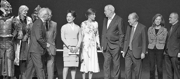  ??  ?? acompaña a la primera dama de la República Popular China, Peng Liyuan, en su visita al Teatro Real de Madrid