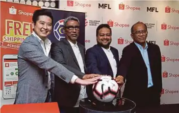  ?? Kevin ?? KEVIN bersama Ian Ho dan Mohd Yusoff ketika gimik perasmian sempena majlis Memeterai Perjanjian Penajaan Buat Tahun Kedua antara MFL dan Shopee di ibu Pejabat Shopee Malaysia, Kuala Lumpur. Peraturan diberikan keutamaan kepada pasukan senior kebangsaan”