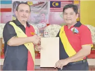  ??  ?? JUHARI menyerahka­n borang keahlian Sabas kepada Amat selaku penggerak persatuan di Lahad Datu.