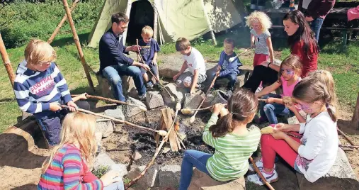  ?? FOTOS (2): BORCHARD’S ROOKHUS ?? Stockbrotb­acken am Lagerfeuer: Der Aufenthalt im Familotel wird für Kinder zum Abenteuer.