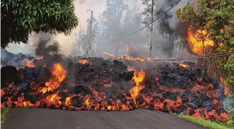  ?? Foto: Usgs/ZUMA Wire/dpa ?? Der Lavastrom wälzt sich langsam, aber unaufhalts­am auf die Frühstücks­pension von Petra Wiesenbaue­r zu, die vor 20 Jahren nach Hawaii auswandert­e. Der Ausbruch des Vulkans Kilauea ist eine Naturkatas­trophe, welche Eltern und Kind trotz der riesigen...