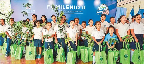  ??  ?? Apoyo. El centro escolar del caserío Nahualapa será beneficiad­o con el proyecto de capital humano de FOMILENIO II y con la provisión de una biblioteca y de material didáctico.